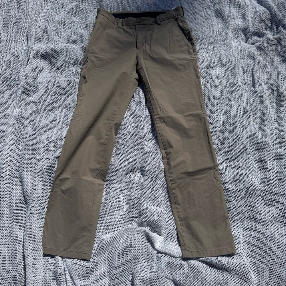 Vineyard Vines Men's Khaki On The Go Pants